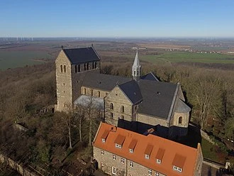 Stiftsbasilika St. Petrus im Luftbild von Südosten